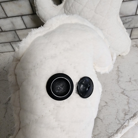 Upcycled vintage quilt ghost pillow with vintage button eyes - Picture 6 of 6